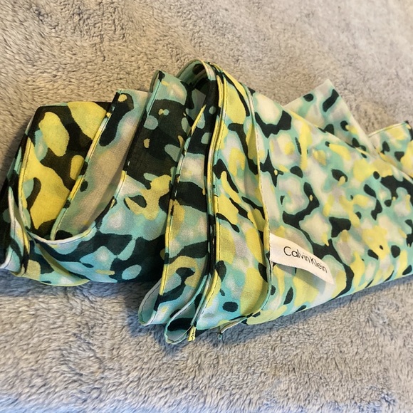CALVIN KLEIN💫Sheer Printed Scarf 🧣 - Picture 5 of 5